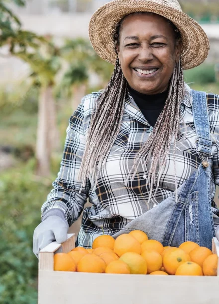 agricultrice-senior-africaine-tenant-boite-bois-oranges-biologiques-fraiches_166273-1441